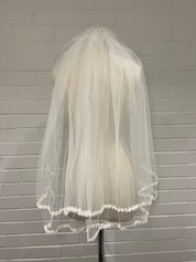 1970s Daisy Lace Juliet Crown Fingertip Veil