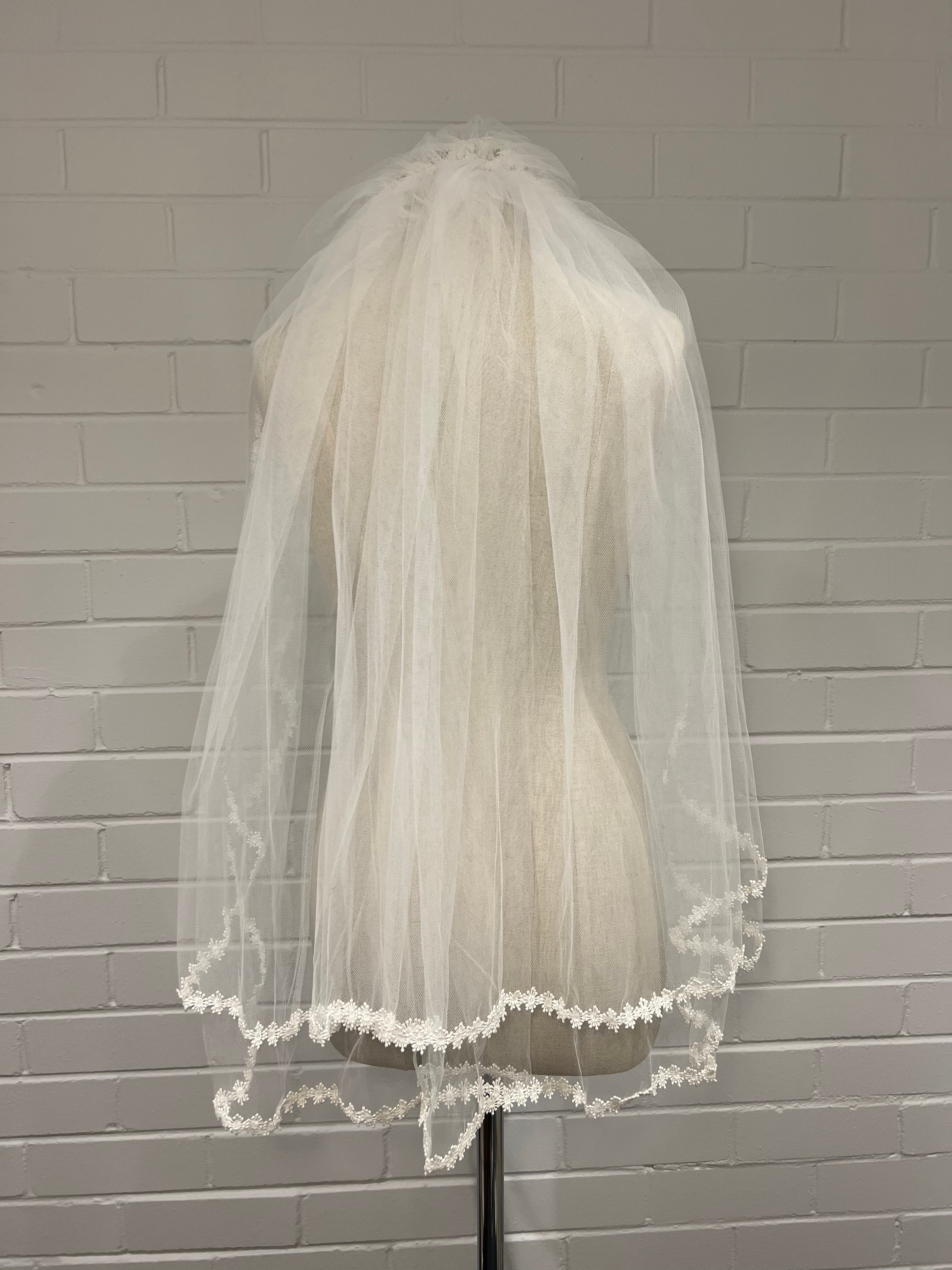 1970s Daisy Lace Juliet Crown Fingertip Veil